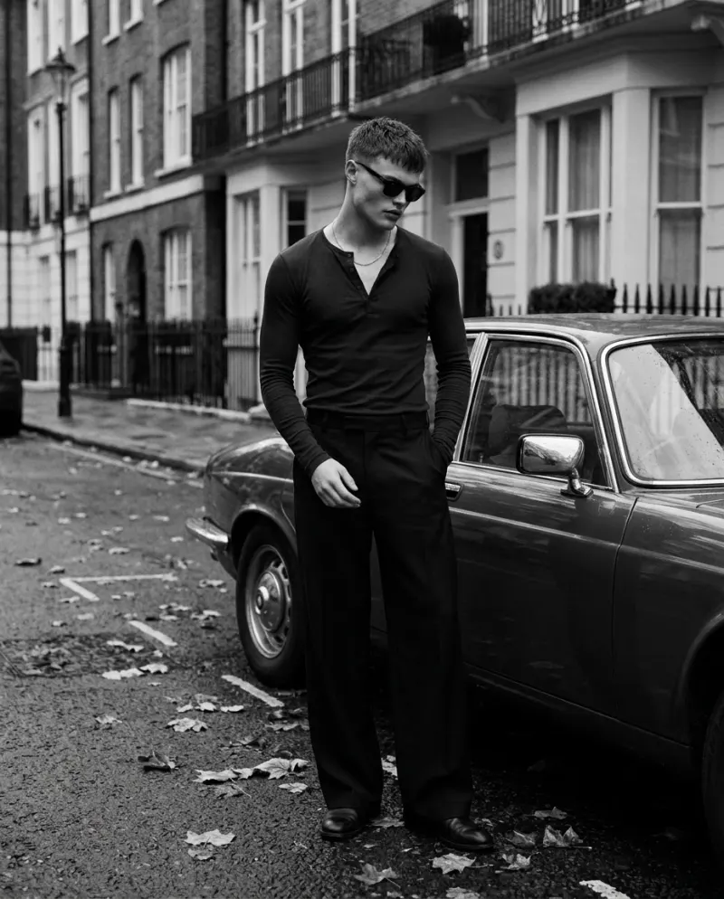Мужское чёрно-белое фото — нейросеть сделает кадр на улице