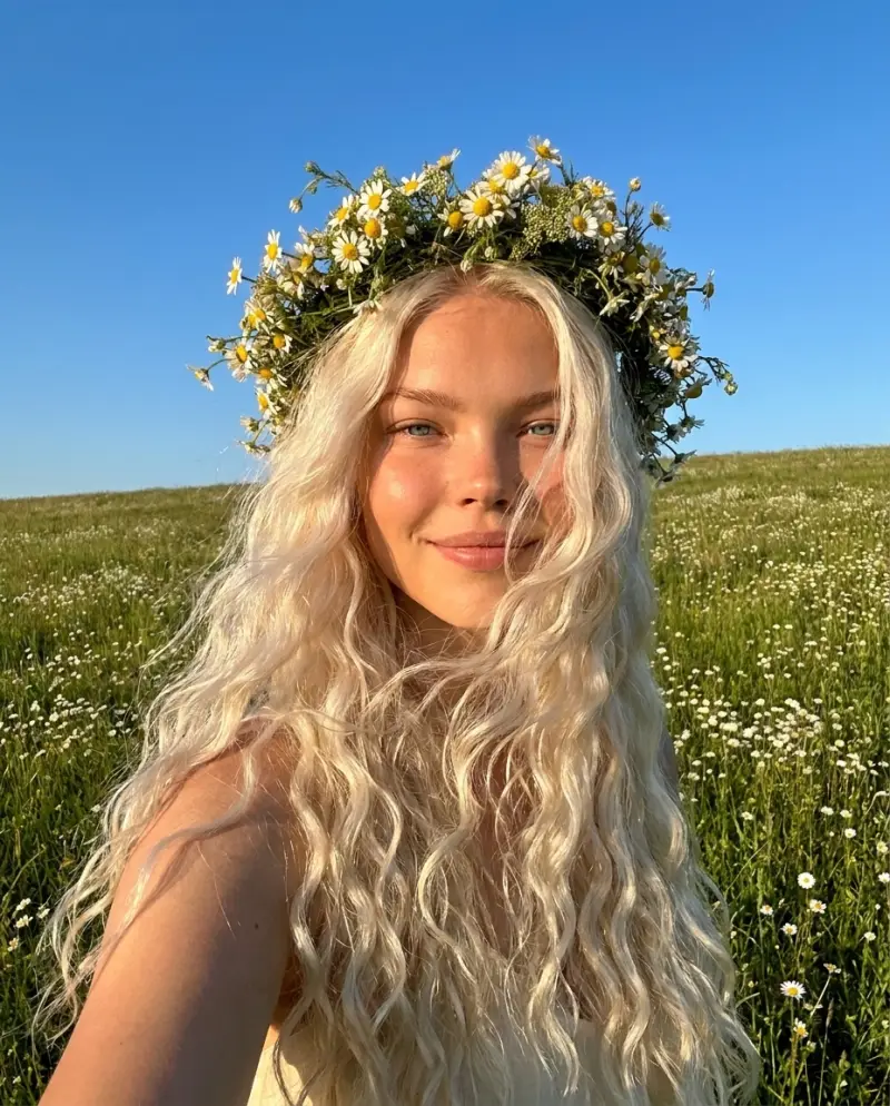 Романтичная фотосессия на цветущем лугу